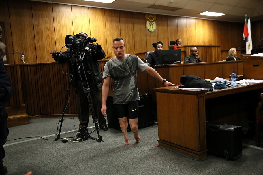 Il momento clou dell&#39;udienza: Pistorius cammina senza protesi, su richiesta della difesa. Reuters